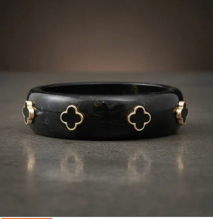 Bangle Marbled Black and Gold
Quatrefoil Bracelet Women